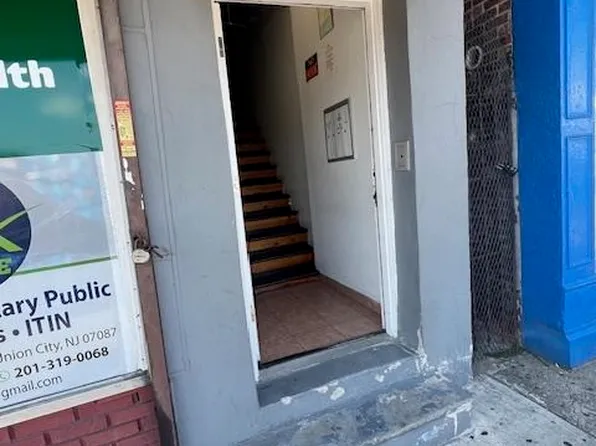 2717 Bergenline Avenue image 2 of 8