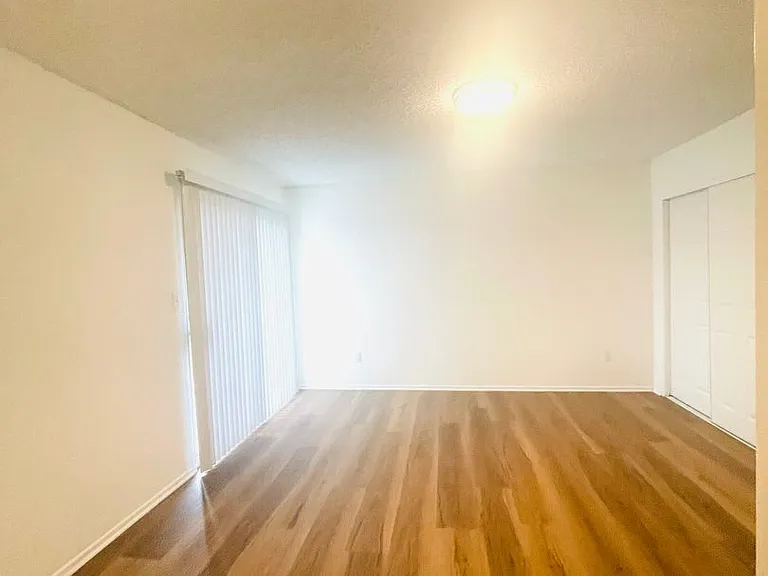 2120 N Ventura Rd — Photo 6