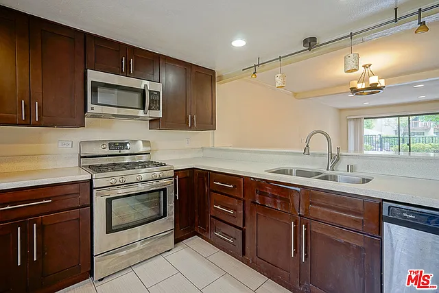 5760 Owensmouth Ave #14 — Photo 9