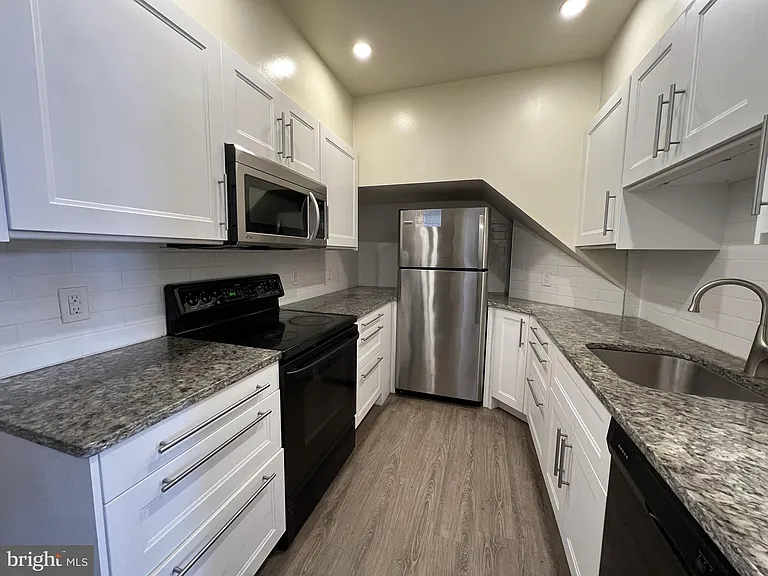 2030 Walnut St — Photo 3