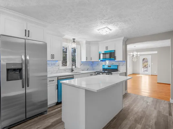 98 Woodland Avenue, Bloomfield, CT 06002