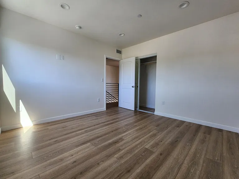 1147 N Kenmore Ave — Photo 15
