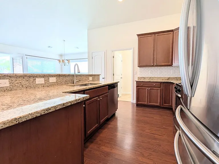 504 Cedar Lakes Dr — Photo 6