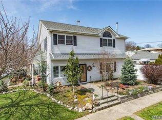 14 Pine Pl, Glen Cove, NY 11542