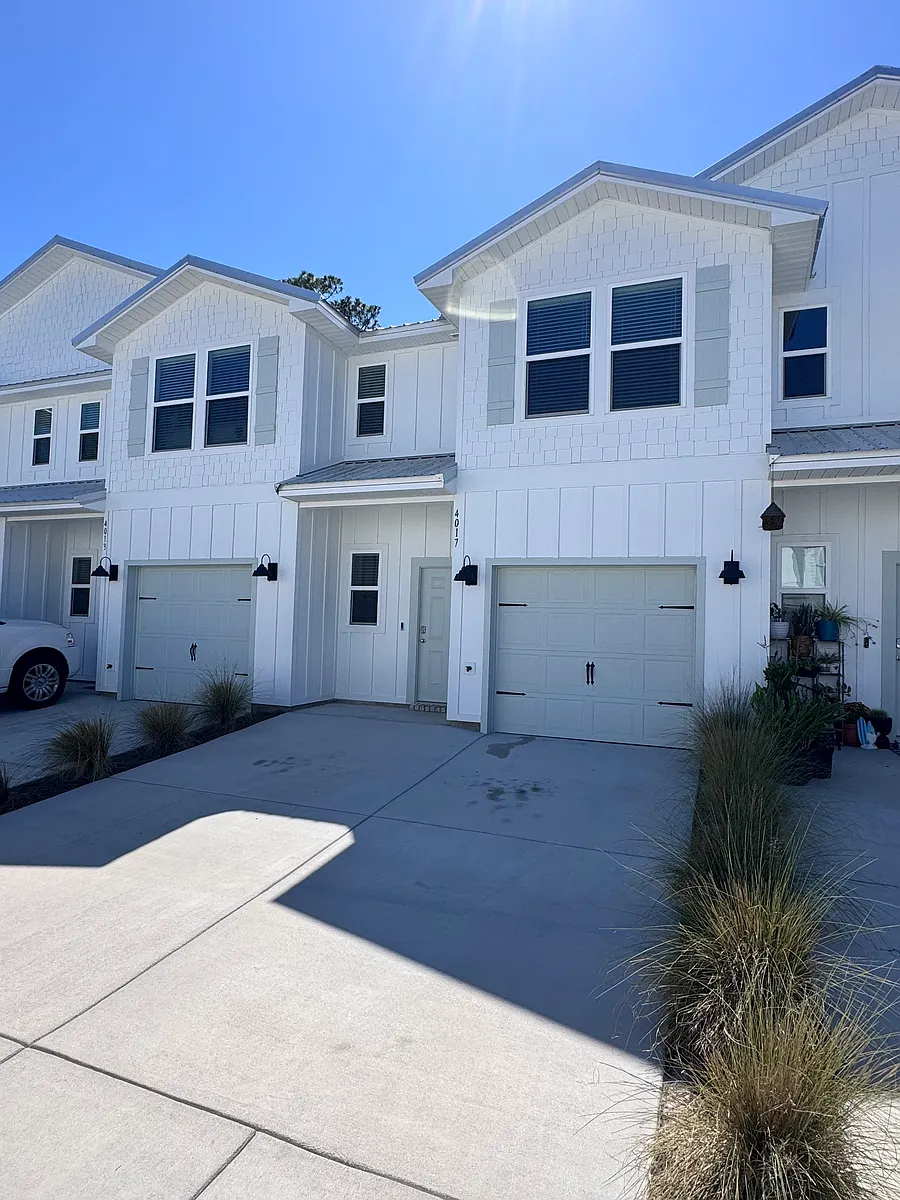 Building Photo - 4017 Blue Water Dr