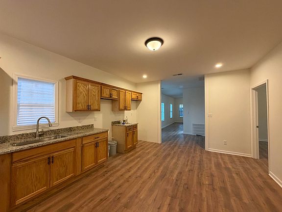 4th image of 752 Castle St