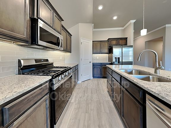 5th image of 819 SE 17th Ter