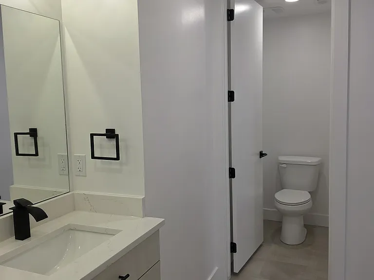607 N Darwin St — Photo 11