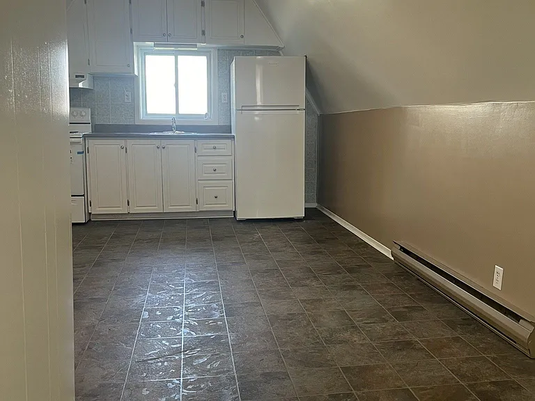 931 Laurier St — Photo 2