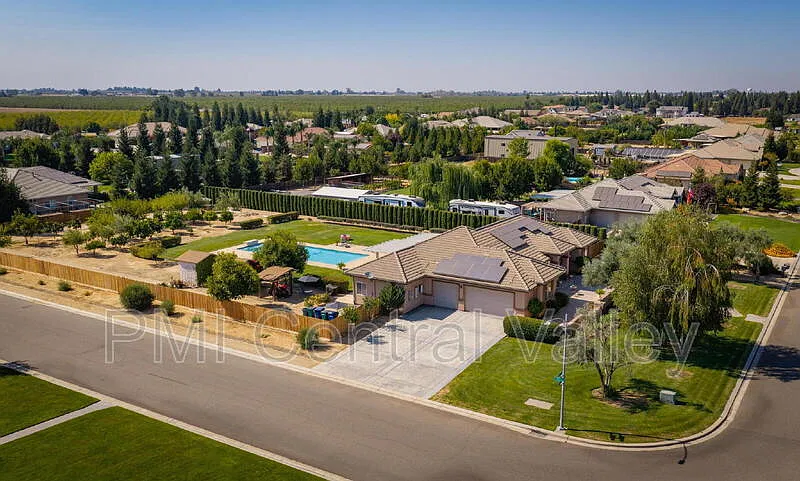 4 bed, 3.0 bath, 2389 sqft, $5,800 — Photo 3