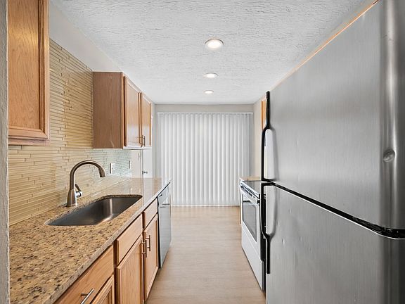 3rd image of 61 Sandalwood Cir