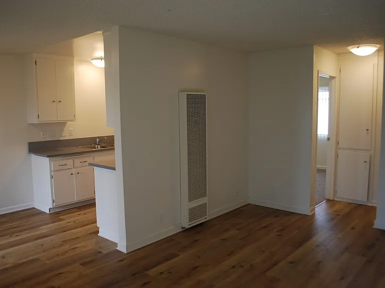 135-153 S Hemlock St — Photo 13