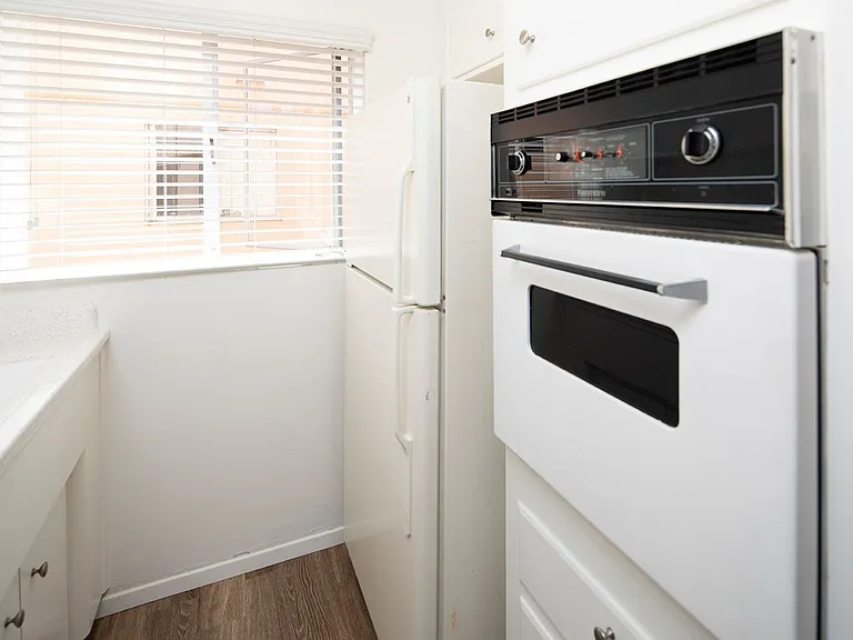 Emerald Manor Apartments — Photo 24