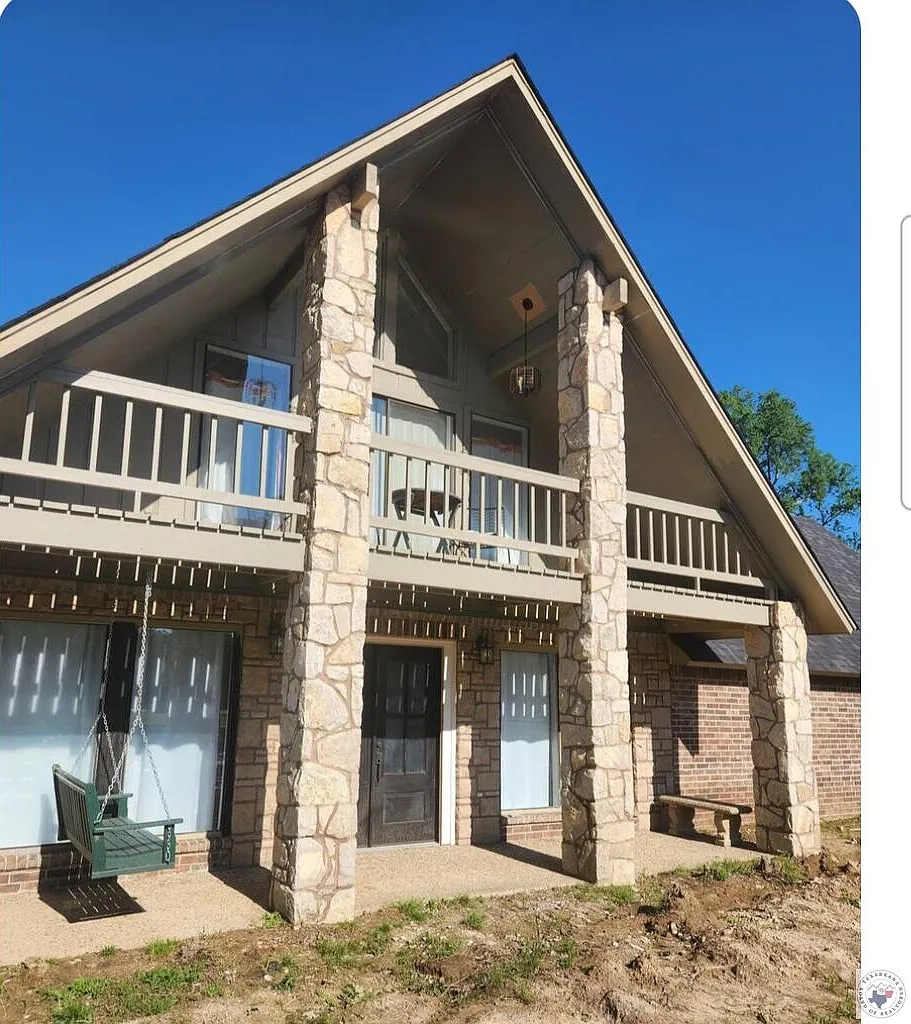 3 bed, 2.0 bath, 2185 sqft, $3,000 — Photo 1