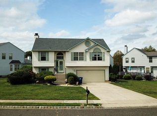 4 Teaberry Ln, Delran, NJ 08075