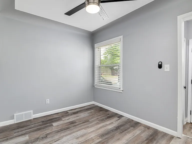 15810 Robson St — Photo 5