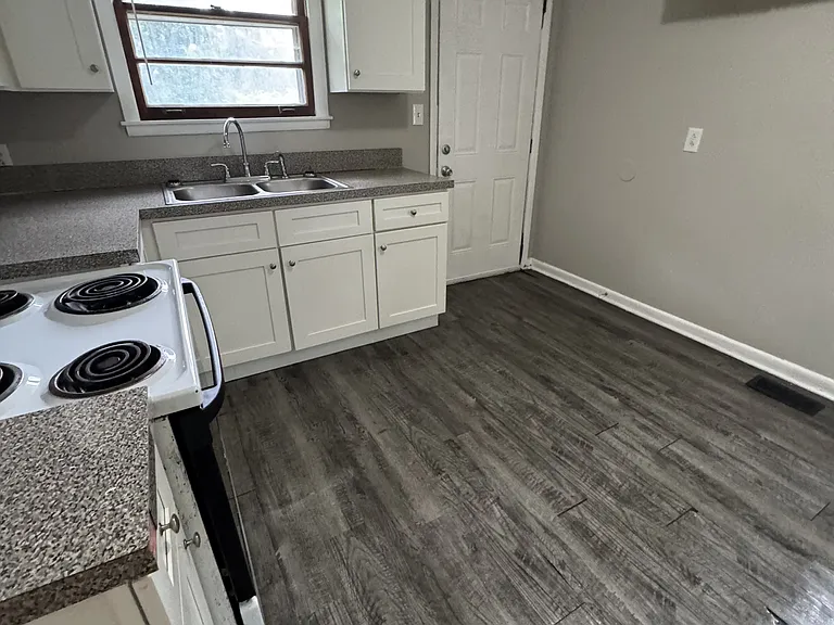 541 Ben Allen Rd — Photo 2
