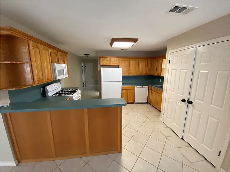 5621 Burton Ln — Photo 6