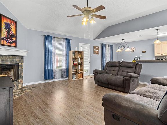 5th image of 524 Cambridge Dr