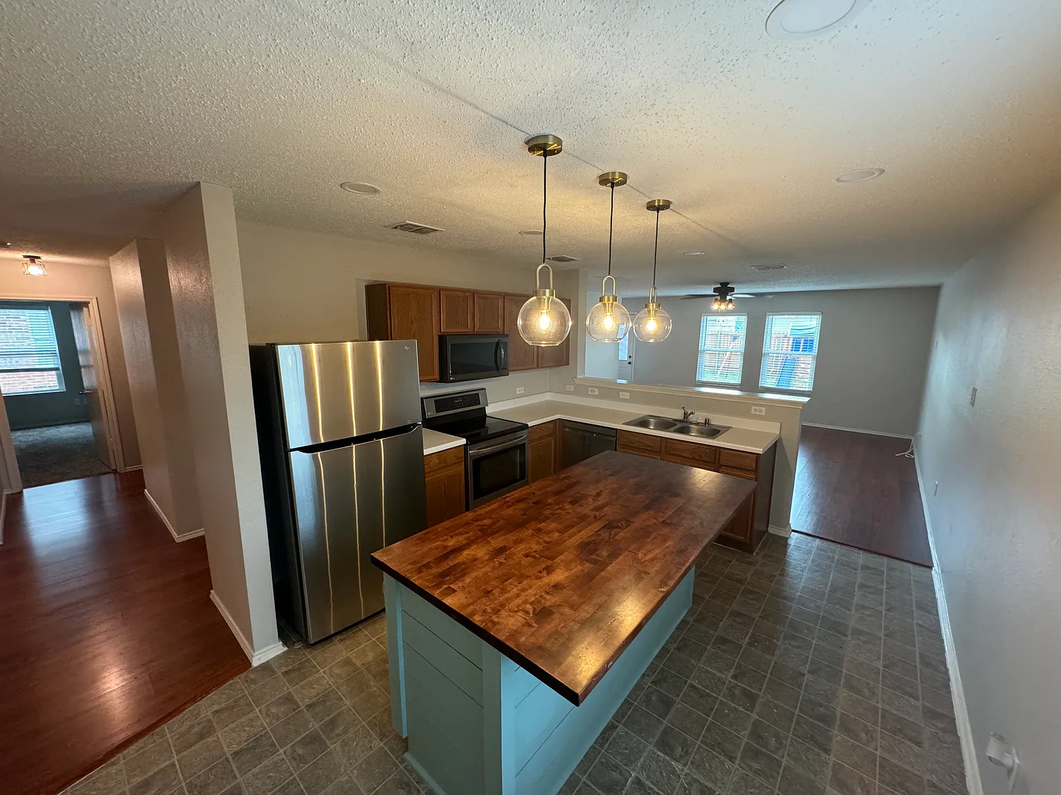 4 bed, 1948 sqft, $2,000 — Photo 4