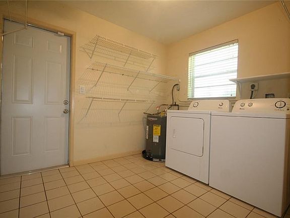 4th image of 310 SE 6th Ct