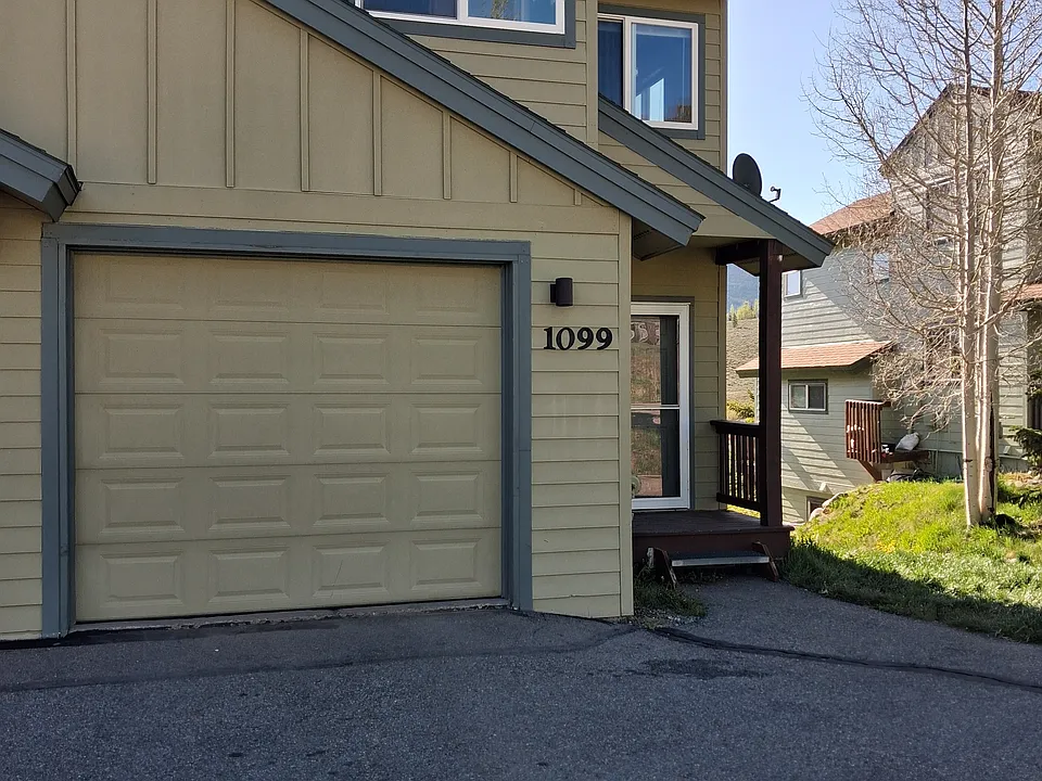 1099 Royal Coachman Blvd