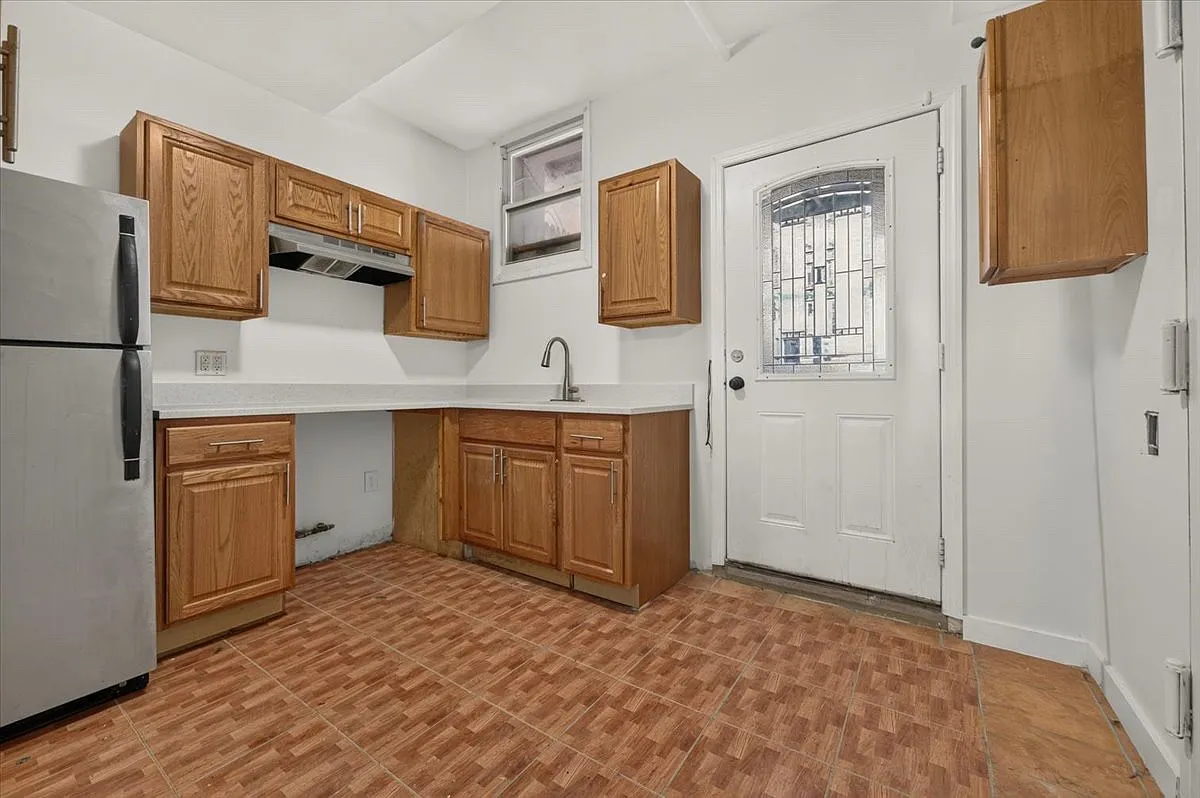 458 Drew St — Photo 3