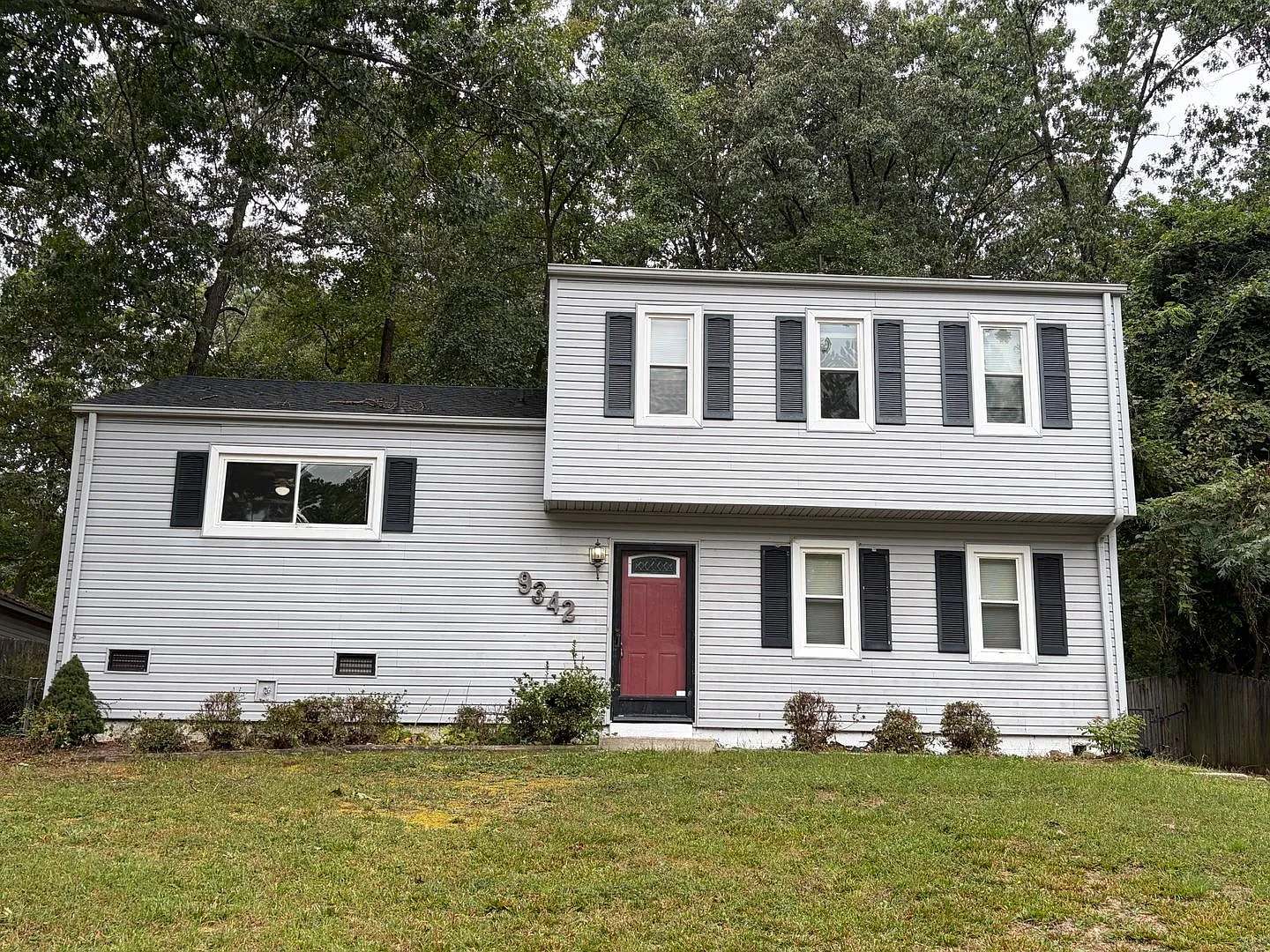 Updated 3-Bedroom, 1.5 bath, Tri-Level with Fenced Backyard Available October 10! — Photo 2