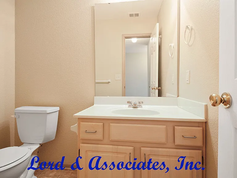 318 Lois Ln — Photo 6