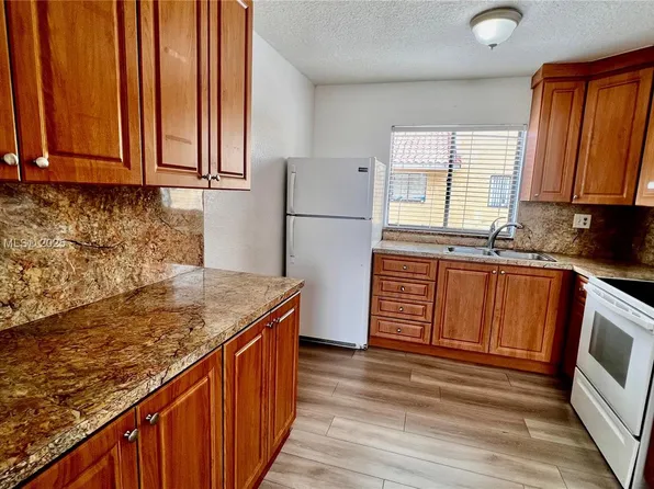 2760 W 61st Pl APT 202, Hialeah, FL 33016