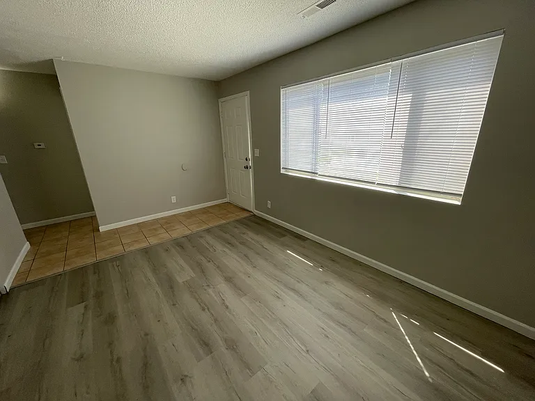 3818 Blondo St — Photo 2