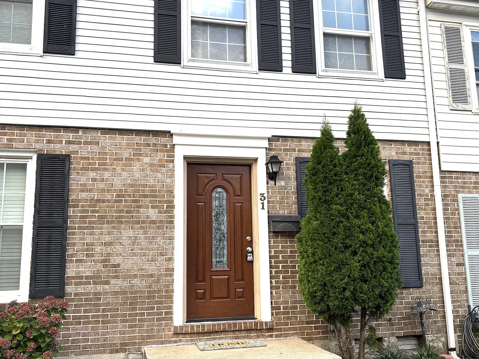 3 bed, 1.5 bath, 1056 sqft, $2,050 — Photo 2