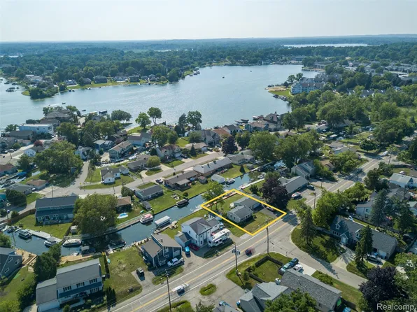 1298 S Cass Lake Rd, Waterford MI