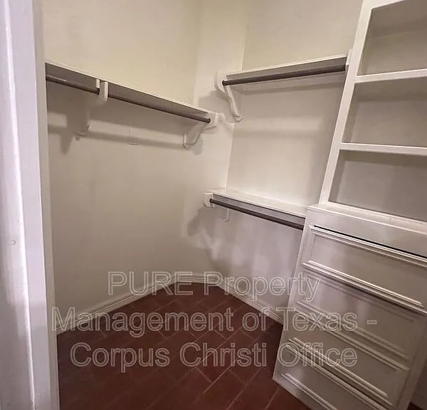 6902 Anastasia — Photo 18