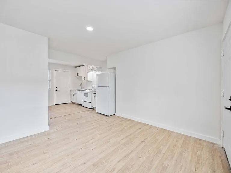 6811 Del Rio St #9 — Photo 5