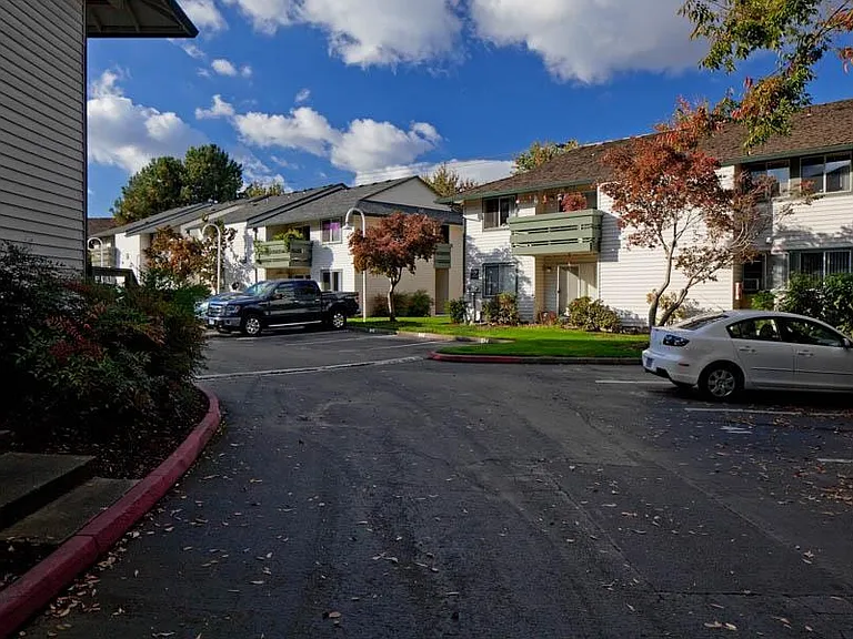 Amber Court Apartments — Photo 32