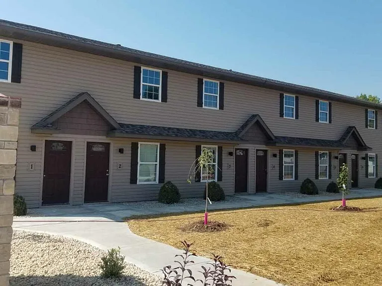 411 Meadow Dr — Photo 2