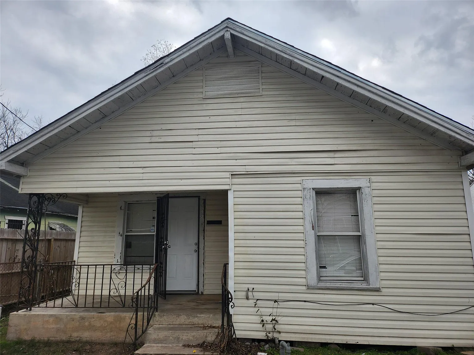 3 bed, 1.0 bath, 984 sqft, $1,350 — Photo 1