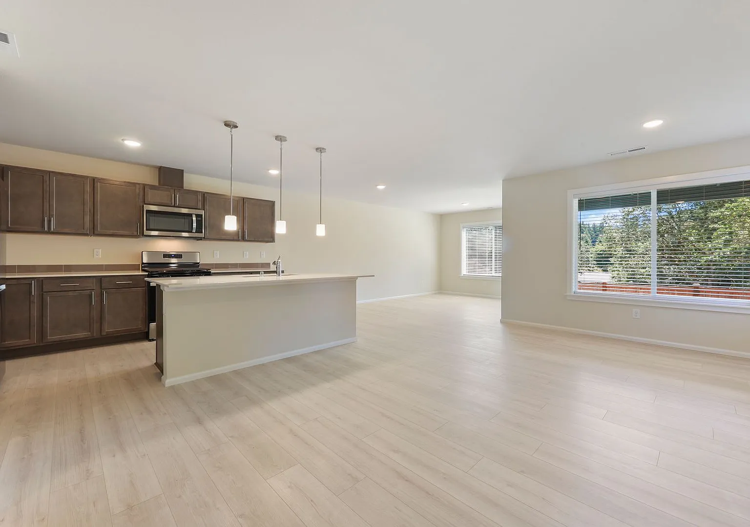 A/C home just like new! 2 story, end unit with Long Lake access! - NO PETS — Photo 3
