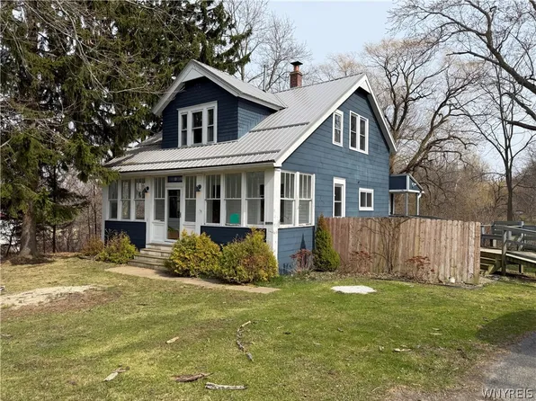 12182 Old Main Rd, Silver Creek, NY 14136