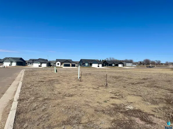 904 Sundance St, Valley Springs, SD 57068