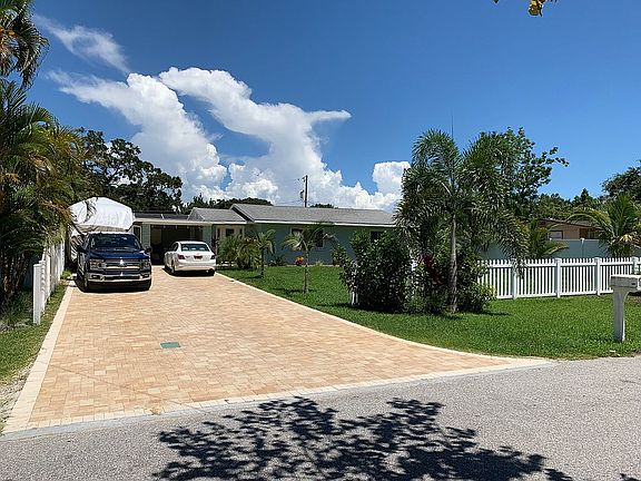 8 car driveway / no HOA
