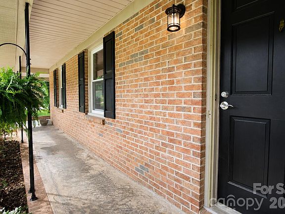 2nd image of 2914 Dresden Dr