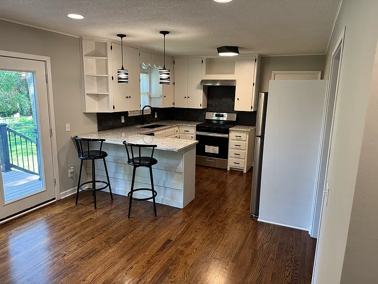 8542 Grandview Ave — Photo 6