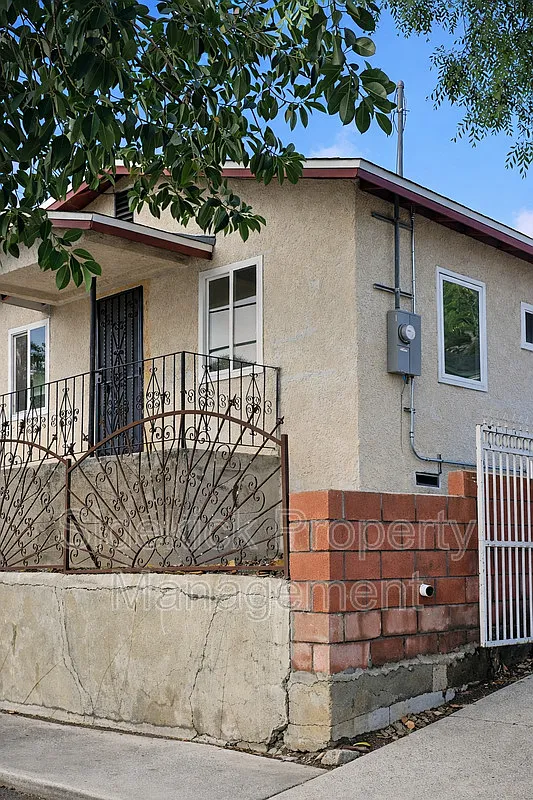 3 bed, 2.0 bath, 852 sqft, $2,900 — Photo 3