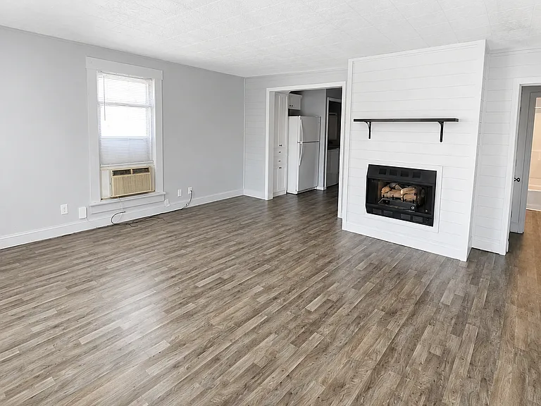 218 W Pulaski St — Photo 2
