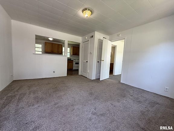 4th image of 909 E Elm St