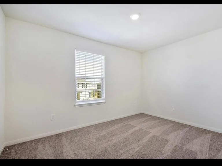 313 Riverdale Dr — Photo 9
