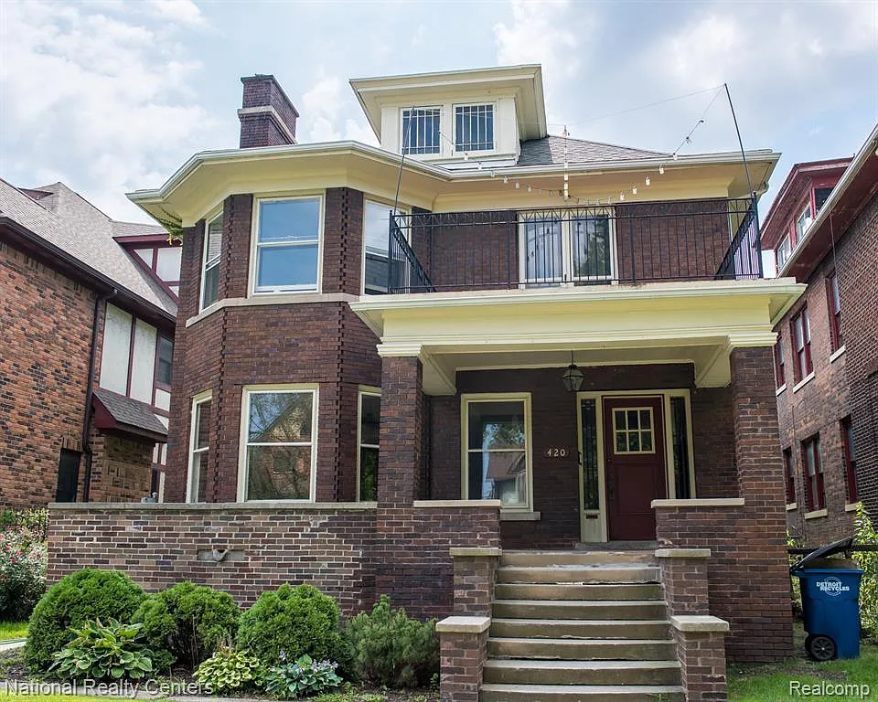 3 bed, 1.0 bath, 1945 sqft, $2,100 — Photo 1