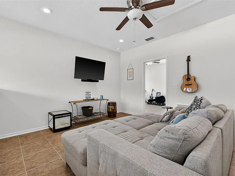 3204 W Marlin Ave — Photo 2